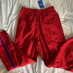 Adidas trackpants - Ett par jättefina trackpants från adidas! ❤️ Köpta från sellpy i nyskick❤️