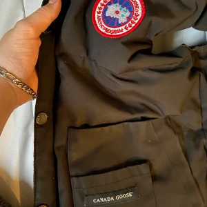 Canada goose väst (650kr) - Hej, jag säljer min canada goose väst inte äkta den e storlek medium