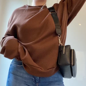 brun oversized sweatshirt - säljer denna jättemysiga sweatshirt med filtmaterial på insidan. använd 1-2 gånger. den sitter oversized. den är stor och perfekt längd och perfekt längd i armarna när man vill att den ska va lite större. den är även längre än den ser ut. skriv dm för mer