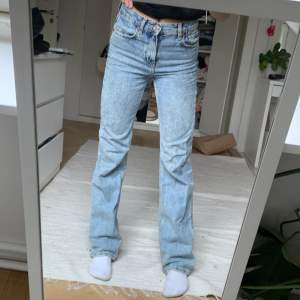 Säljer dessa jätte fina jeans från Mango! Köpte i sommras men är inte använda på senaste för har andra liknande! Dom är stl 32 / XS Köparen står för frakt!💕📦