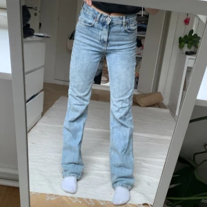 Jeans - Säljer dessa jätte fina jeans från Mango! Köpte i sommras men är inte använda på senaste för har andra liknande! Dom är stl 32 / XS Köparen står för frakt!💕📦