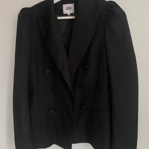 Blazer/kavaj Twist & tango - Figursydd men oversized kavaj med snygga detaljer som ärmen som e lite puff. Dubbelknäppt. Anvönd 1 gång 