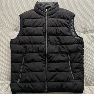 Väst mango man large  - Snyggare typ av väst med snygga dragkedjor, nyskick. 