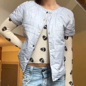 Kortärmad dunjacka!! - Säljer denna så fina kortärmade dunjacka som man även kan ha som en kofta!