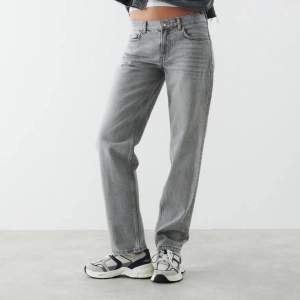 Low waist straight jeans från Ginatricot i storlek 32. Mycket bra skick🤍