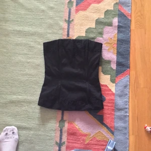 En korsett topp med spets  - Passar till allt och matcherar med allt.passar xs- s i mycket bra skick 