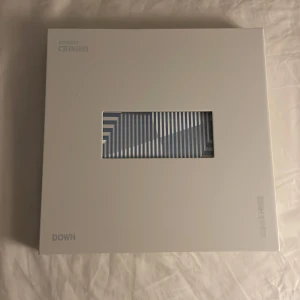 Enhypen album. Border carnival - Enhypen border carnival album. Innehåll: CD, Photobook, 3 photocards, affisch, sticker, ticket, lyricbook. 