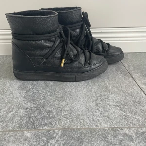 Inuikii skor - Säljer mina fina inuikii skor i storlek 39. Använda endast en halv vinter så de är i jättefint skick. Det enda slitaget är att en av gulddetaljerna har åkt av. Nypris: ca 3000 kr Säljer för : 1400 kr