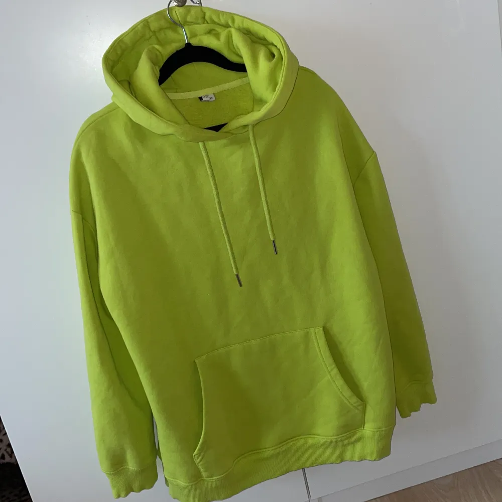 Neongrön hoodie från Nelly i storlek XS.. Hoodies.