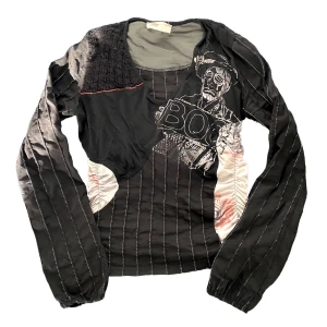 Svart cool Vintage långärmad! - Cool unik långärmad i storlek S, men passar nog en M och en XS också. Jättefin. Köpt secondhand i Italien från något italienskt märke. Möts upp och postar. Budgivning ifall flera intresserade 🖤