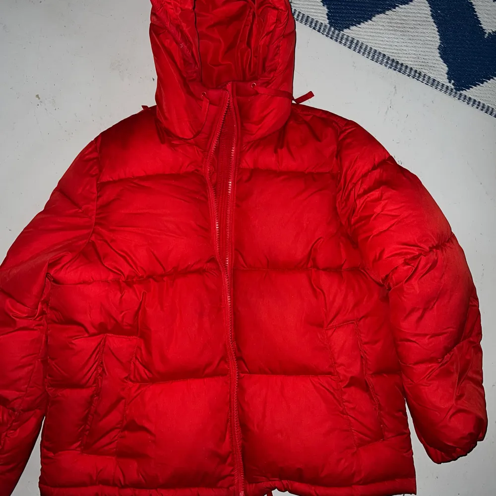 Säljer min röda jacka från hm, inköpt förra vinter. Fint skick men tyvärr så har jag råkat ta sönder den i ryggen, det är lagat men det är därför det är mörkare där. Dock är det litet så man tänker knappst på det:) fler bilder kan fås😃. Jackor.