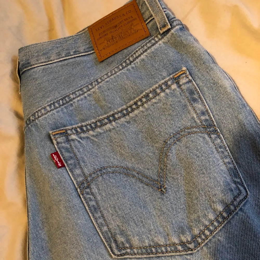 Säljer dessa sjukt snygga levis jeansen i Ny skick! (De ser gråa ut på den tredje bilden men de är ljusblå irl🤍) Storlek 29 och längd 33, passar för den som har storlek s-l! 499kr + 66krspårbarfrakt🫶🏻 Modell: high loose. Jeans & Byxor.