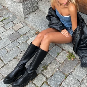 Svarta boots  - Boots från Veromoda. Nypris 799kr. Använda max 2 gånger och så snygga och sköna. 
