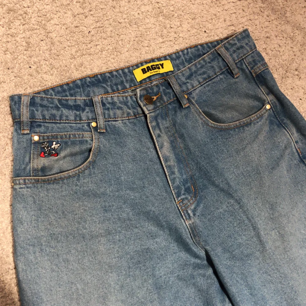 Säljer mina butter jeans då jag har tröttnat på dem. Storlek: 32 Skick: 9/10 använda. Jeans & Byxor.