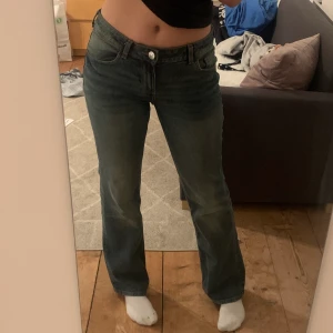 Bootcut jeans hm - Skitsnygga lågmidjade bootcut jeans från hm. Knappt använda, bra längd på mig som är 168. Säljer pga lite för stora❤️köpare står för frakt