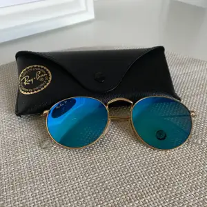 Jättefina Ray-Ban solglasögon, bara använda 1 sommar. Medföljer oanvänd och inplastad putsduk. Kan skickas i ett hårt fodral med inbyggd powerbank från synsam mot ett lite högre pris. Nypris är 1900kr.