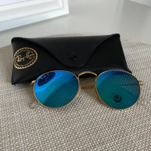 Ray-Ban solglasögon - Jättefina Ray-Ban solglasögon, bara använda 1 sommar. Medföljer oanvänd och inplastad putsduk. Kan skickas i ett hårt fodral med inbyggd powerbank från synsam mot ett lite högre pris. Nypris är 1900kr.