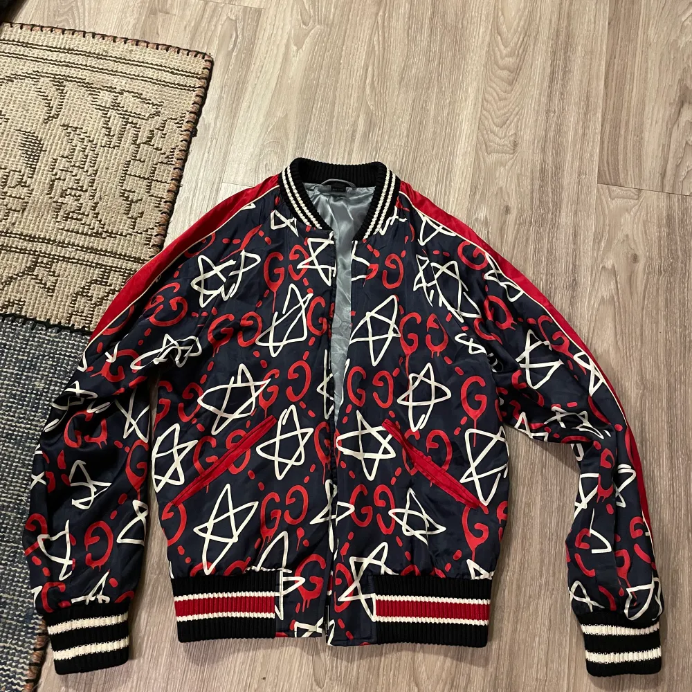 Gucci ghost star jacket Storlek 46 så passar s/m  Väldigt fint skick  Nypris 24000 Mitt pris 7800. Jackor.