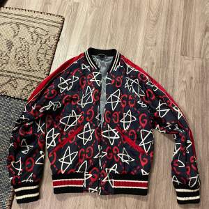 Gucci ghost star jacket Storlek 46 så passar s/m  Väldigt fint skick  Nypris 24000 Mitt pris 7800