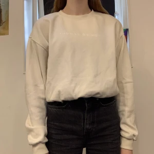 En cream tröja - En tröja i färgen ”cream” typ köpt från hm för 149kr || Köparen står för frakt || Aldrig använt ||