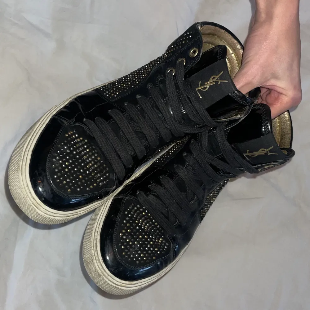 High Top YSL sneakers storlek 40.  Använda med små defekter, annars fint skick!   Möts upp i Göteborg eller skickar där köparen står för frakten❤️. Skor.