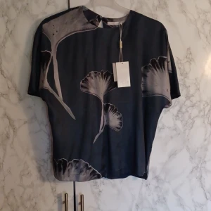 Blus - Snyggt skuren blus i nacken. Nypris 499 kr