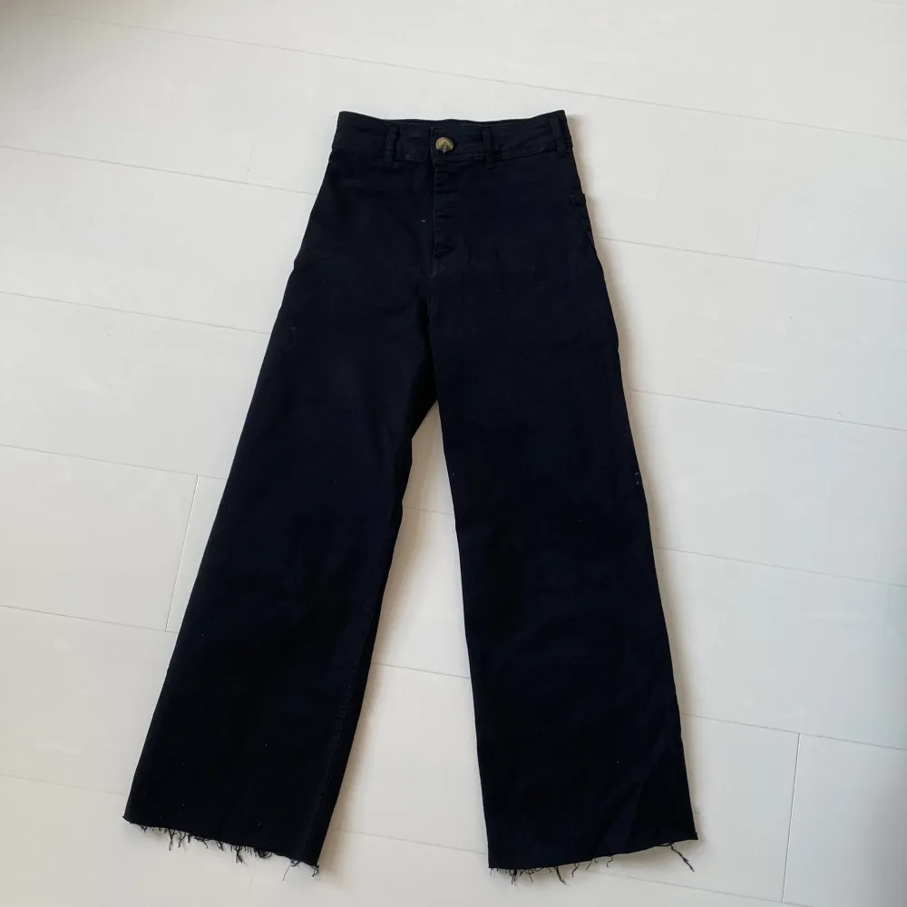 svarta jeans med raka med från stradivarius. aldrig använda i storlek 32. köparen står för frakten. . Jeans & Byxor.