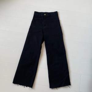 svarta jeans med raka med från stradivarius. aldrig använda i storlek 32. köparen står för frakten. 