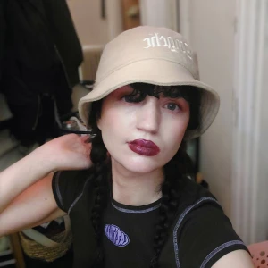 Ny oanvänd fiskarhatt - Storlek small Beige Texten "angel" broderat på