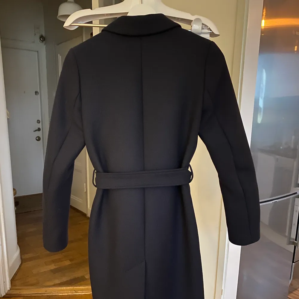 Kaya coat från Filippa K köpt höst 2021 Storlek: 32 Färg: Navy Säljes pga köpte fel storlek. Använd 1 gång.. Jackor.