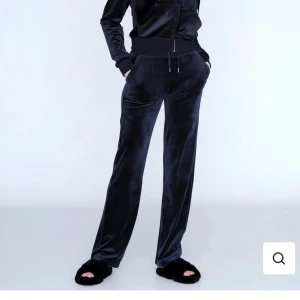 Juicy byxor - Jag säljer mina juicy couture byxor i färgen night sky. Säljer för 750 inklusive frakt