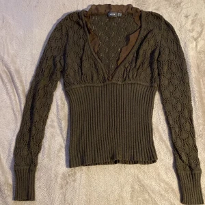 Stickad brun tröja - Stickad brun tröja med/ stretchig