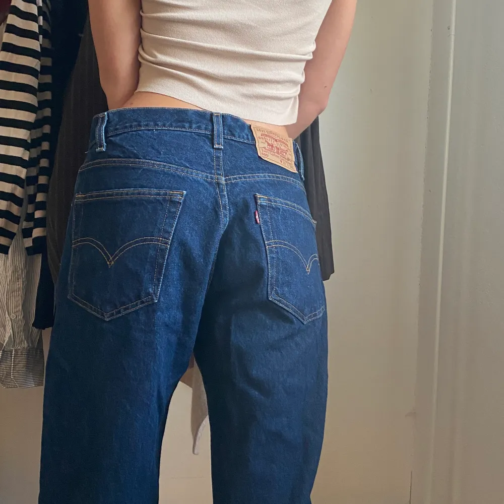 Baggy jeans från Levis, hon på bilden har ca 36. Passar större storlekar också! Aldrig använda i princip så bra skick💞💓💝 skriv vid frågor. Jeans & Byxor.