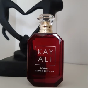 Kayali lovefest burning cherry, 50ml - Säljer min helt nya parfym från Kayali då den tyvärr inte passade på mig😕 Helt oanvänd och endast testad. Köpt från sephora för 950 och säljer den för 900.