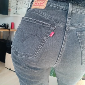 Levis 501  - Säljer ett par så gott som  nya Levis 501.☀️svartgrå. Hög midja med knappgylf. Storlek 26 och längd 28 .  Väldigt fina på men för stora för mig. Denna modell är lite större i storleken 