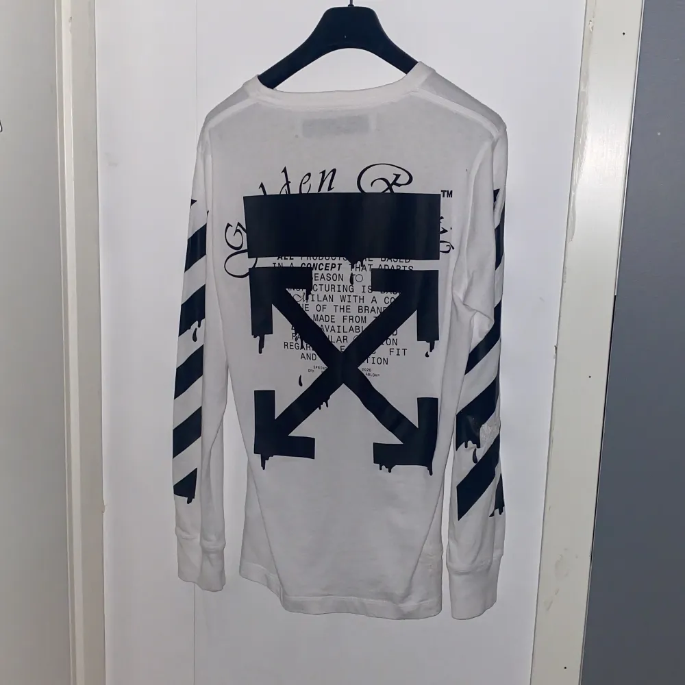 Off-White Longsleeve S Lagad ärm vid armbågen. T-shirts.