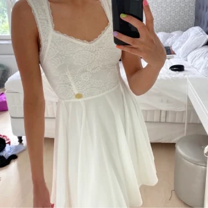 Klänning - Vit klänning i nyskick!❤️