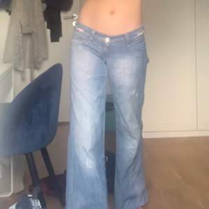 Jättefina lågmidjade jeans från TFR denim i lite y2k stil. Snygga bakfickor och vid midjan sitter några fina rosa detaljer. Säljer pågrund av ingen användning. Passar mig som S/XS och 166 cm lång! Är många intresserade så blir det budgivning🥰