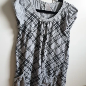 Vintage kappahl  - Supersöt tröja med fickor i gingham mönster. Vintage kappahl. Fraktpris är osäkert men det kommer ligga runt 40-60kr.