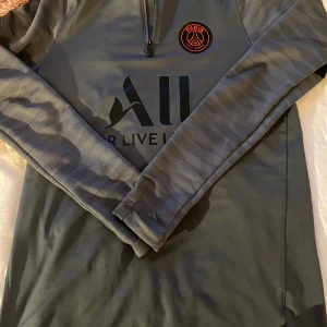 Psg fotbollströja  - Psg tröja, köpte den för 900kr men säljer den för 700kr. Pris kan diskuteras. Säljer den pga jag använder den aldrig. Storleken är S men passar även M.