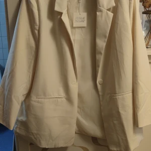 Nelly kavaj  - Helt oanvänd oversize kavaj från Nelly Storlek 42. Creme/vit färgad