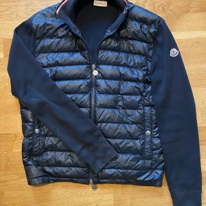 Moncler cardigan  - Säljer min moncler cardigan då den är lite stor! Storlek M nypris runt 8000! Köpt på Kaspersheat mycket fint skick!