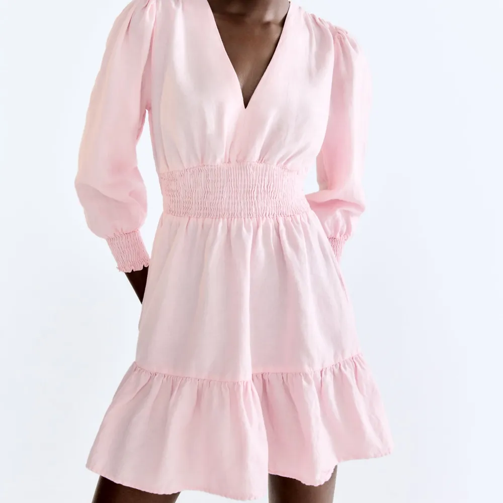 Säljer denna rosa klänning ifrån Zara då den inte kommer till användning💗. Klänningar.