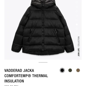 Vinterjacka  - Säljer nu min vinter jacka från zara. Storlek 36 och väldigt varm. Köpt för 699 kr förra året, men väldigt fräsch och ser helt ny ut. Då den har varit använd Max 10 gånger❤️