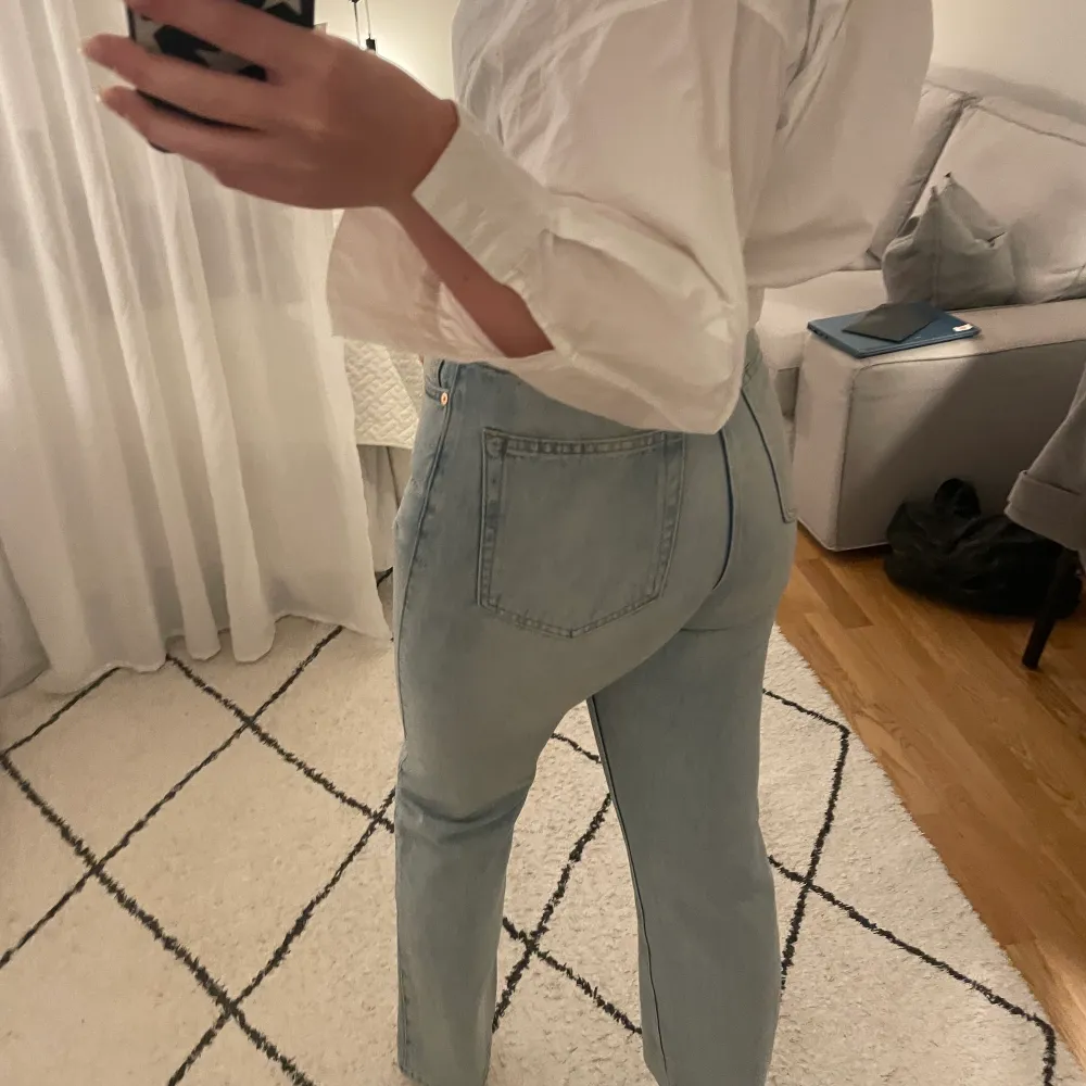 Så snygga jeans från Weekday i modellen Rowe!💗 Bra skick!! Säljer även i grått. Jeans & Byxor.