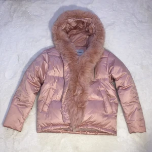 Puder rosa design vinterjacka - Puder rosa design jacka. Använd 2 gånger , jätte skön och varm. Du kan även knäppa loss pälsen och sätta tillbaka, och stänga med en dragkedja eller knappar.