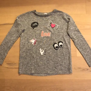 Grå tröja storlek 146/152 - Grå långärmad tröja som man har någonting under! Inkluderar ej frakt eller Swish. Tar Swish 