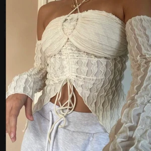 VIT MED BEIGE TON TRÖJA - FINNS KVAR ÄNDÅ! Hallåj! Säljer denna beige/vita detaljerade toppen som är sååå galet snygg😫 Älskar till low waist pants och den har sjukaste y2k/2000’s drippen. Super fin till alla årstider och går att styla till så mycket! Storlek: XS/S. Hör av er!💞