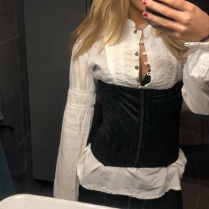 Blus - Säljer denna blus under korsetten som är perfekt om man är utklädd till pirat på haloweeen! Endast använd en gång. Passar både s och m