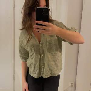 En grön jättefin blus i linne från Zara
